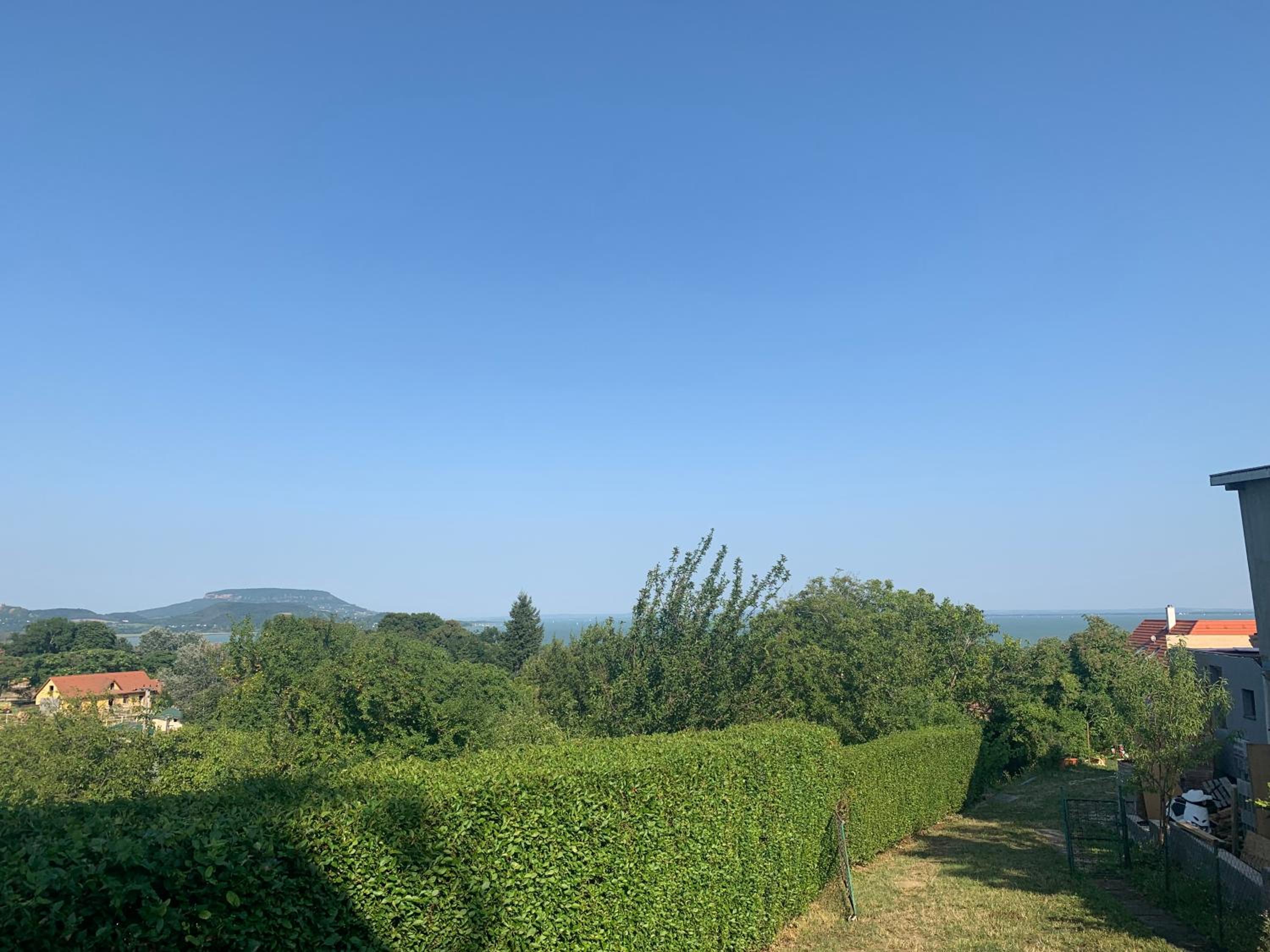 MANDULÁS KABIN a kisház dézsával és kilátással a Balatonra