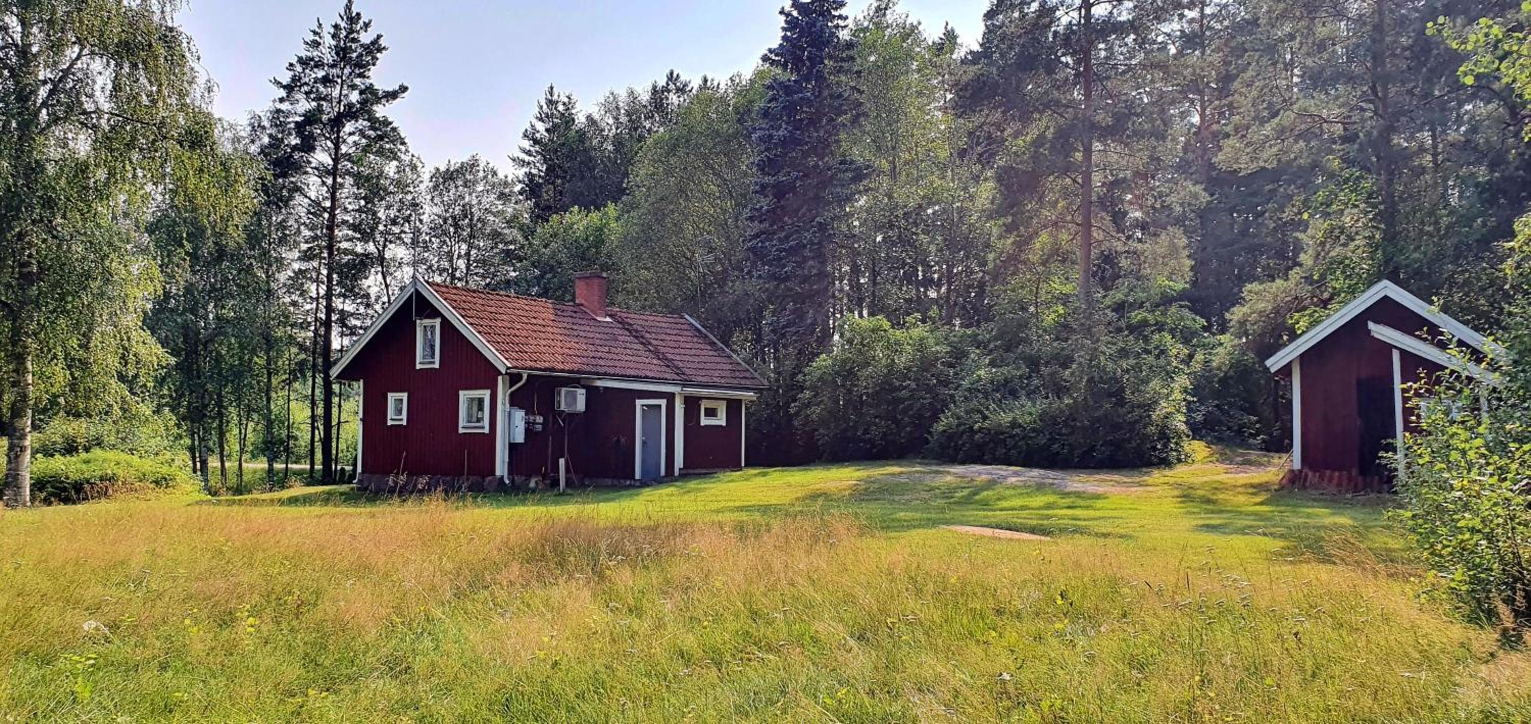 Lidsbergs torp i Ölme från år 1910 Ett eget mysigt torp med kakelugn, lågt i tak, sovrum med dubbelsäng och 2 enkelsängar på loft med snedtak bäddsoffa i v view 2