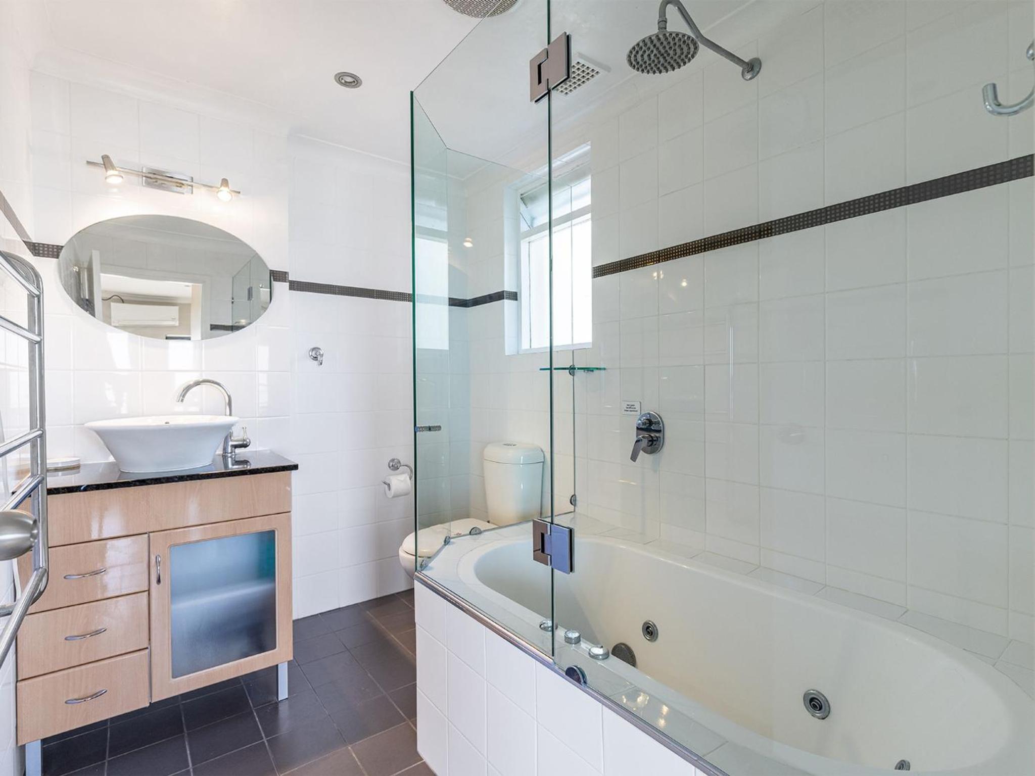 Blue Vista,9,13 Victoria Parade - Studio with stunning water views and air conditioning