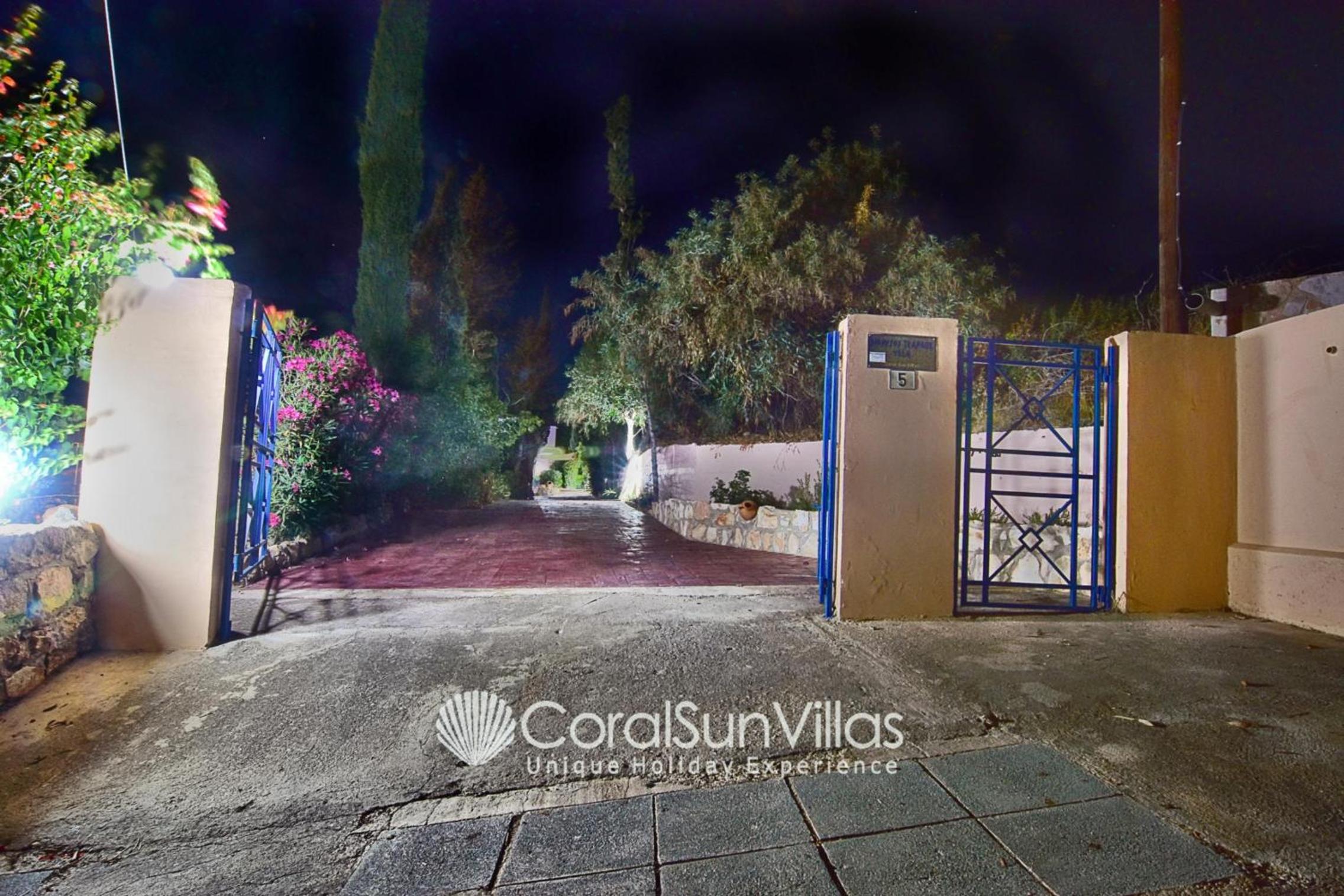 Wonderful quiet area, Completely Privacy, Large Private Pool, Colourful Garden