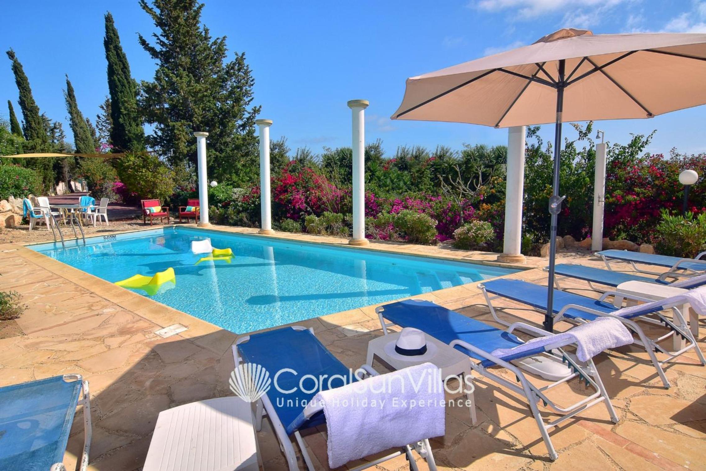 Wonderful quiet area, Completely Privacy, Large Private Pool, Colourful Garden
