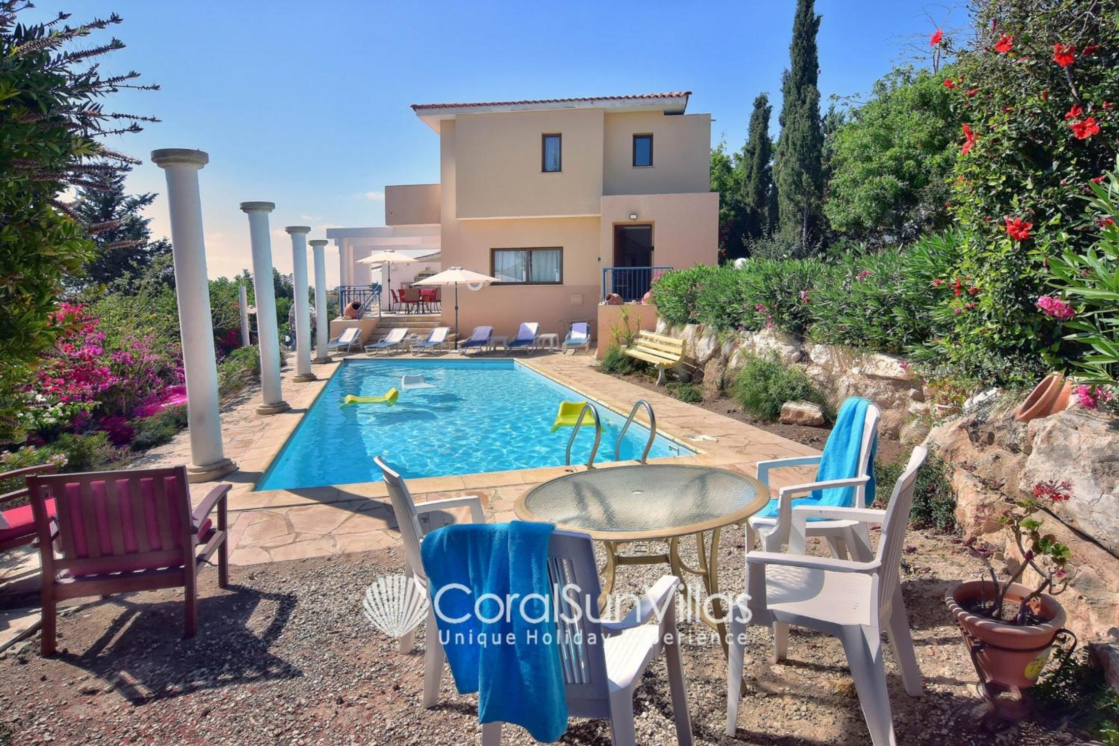 Wonderful quiet area, Completely Privacy, Large Private Pool, Colourful Garden