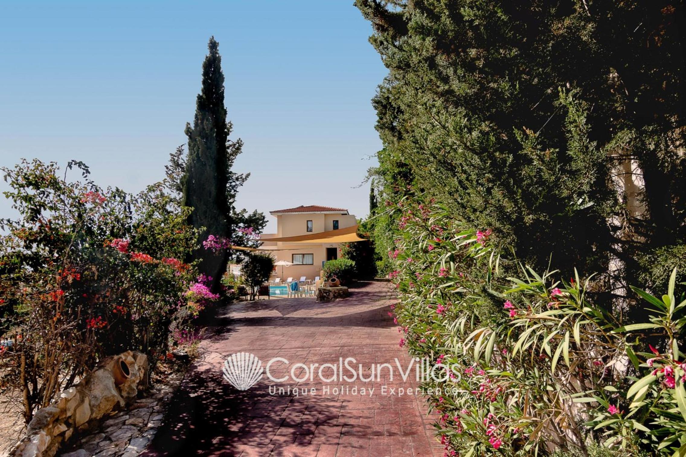Wonderful quiet area, Completely Privacy, Large Private Pool, Colourful Garden