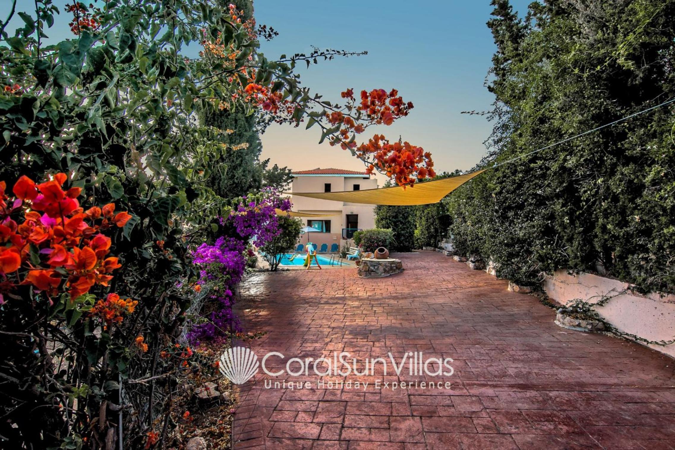 Wonderful quiet area, Completely Privacy, Large Private Pool, Colourful Garden