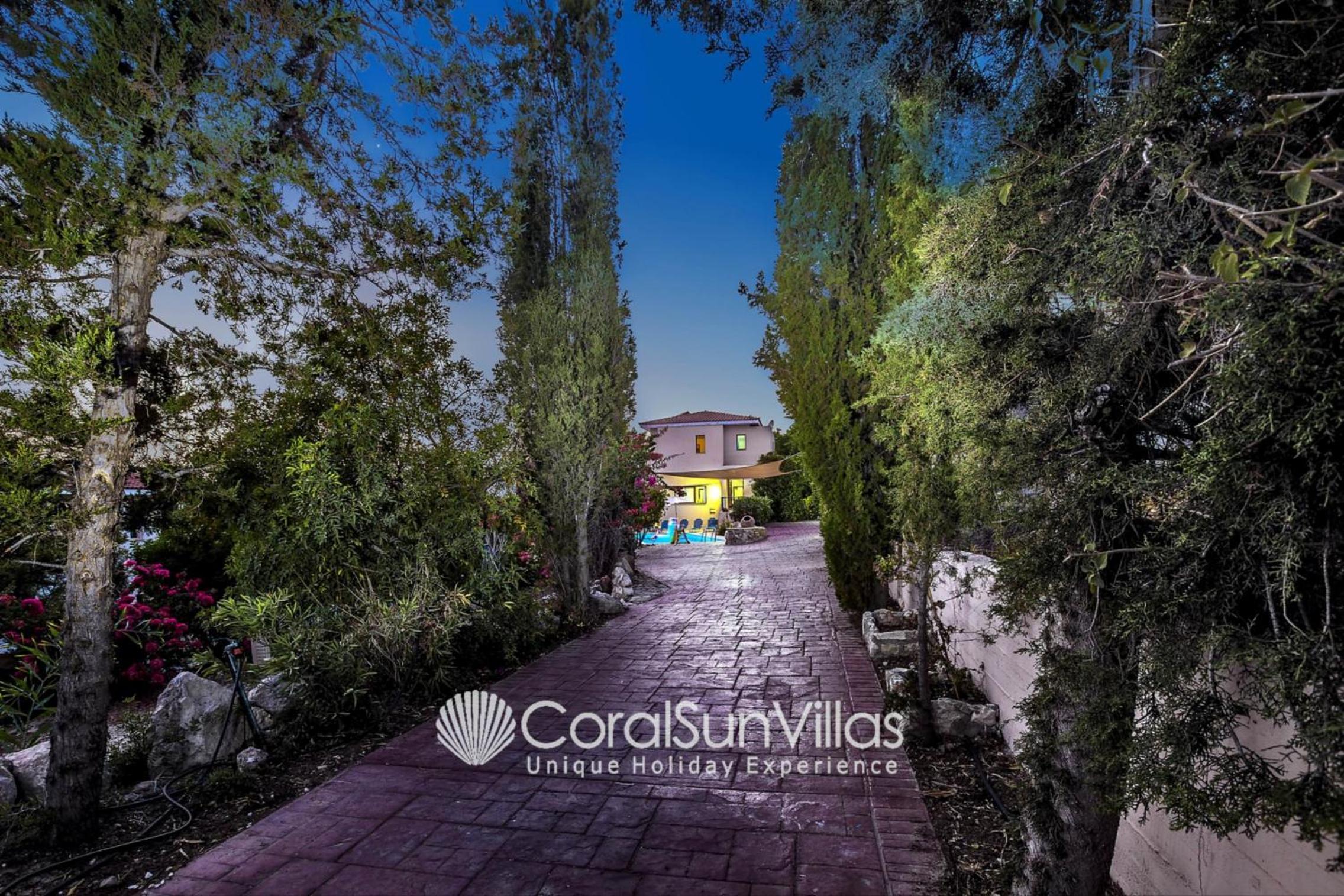 Wonderful quiet area, Completely Privacy, Large Private Pool, Colourful Garden
