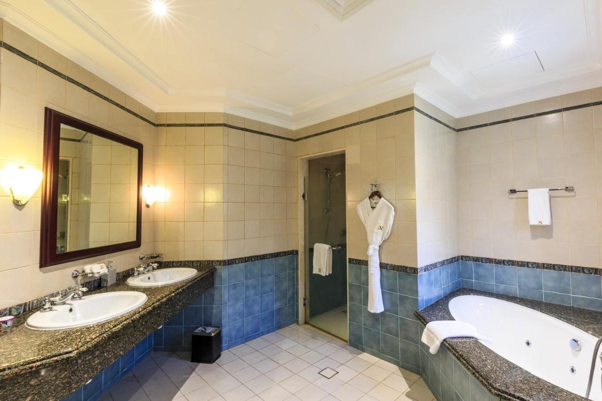 The S Holiday Homes - Stunning 5 Bedrooms Villa at the Palm Jumeirah with Private Beach and Pool