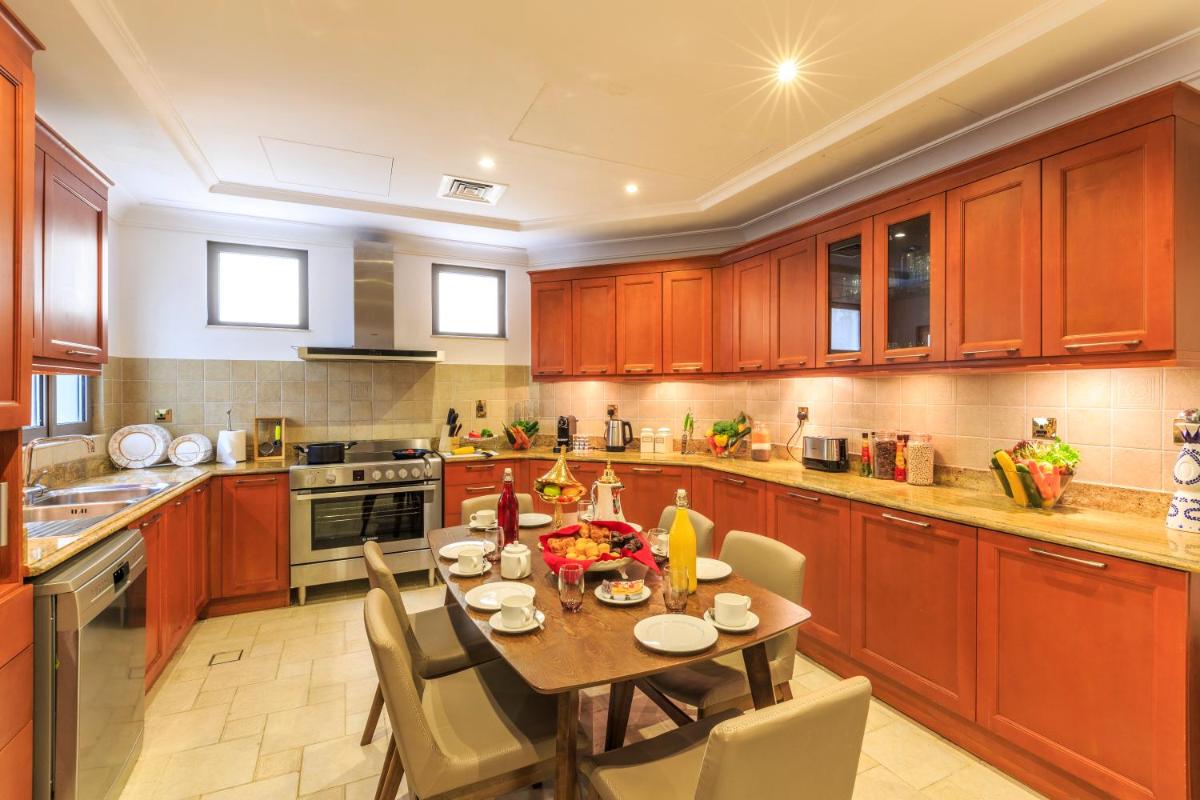 The S Holiday Homes - Stunning 5 Bedrooms Villa at the Palm Jumeirah with Private Beach and Pool