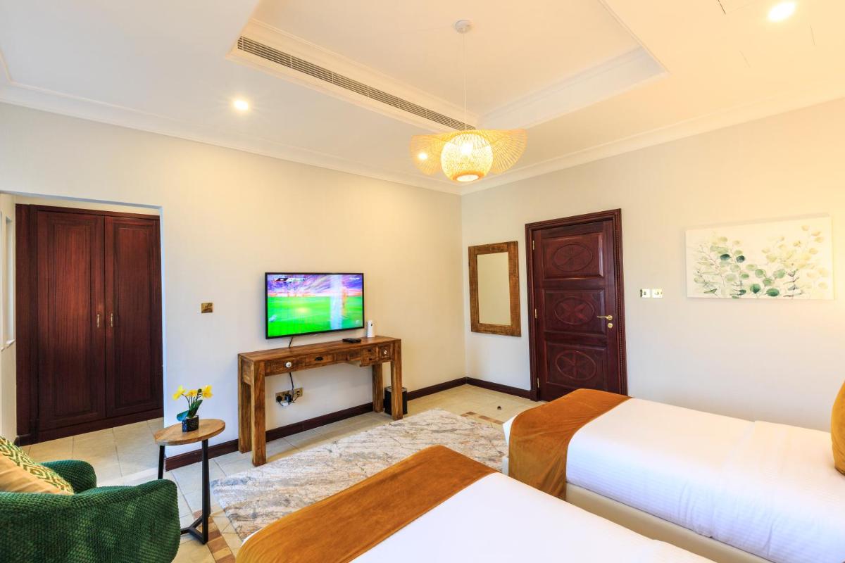 The S Holiday Homes - Stunning 5 Bedrooms Villa at the Palm Jumeirah with Private Beach and Pool