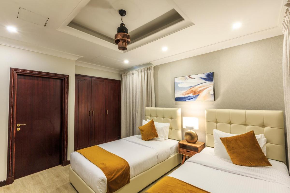 The S Holiday Homes - Stunning 5 Bedrooms Villa at the Palm Jumeirah with Private Beach and Pool