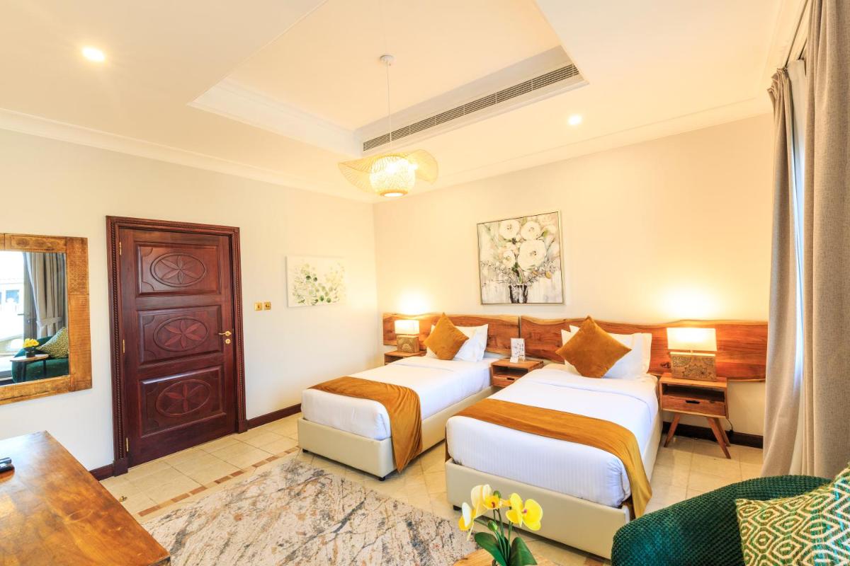 The S Holiday Homes - Stunning 5 Bedrooms Villa at the Palm Jumeirah with Private Beach and Pool