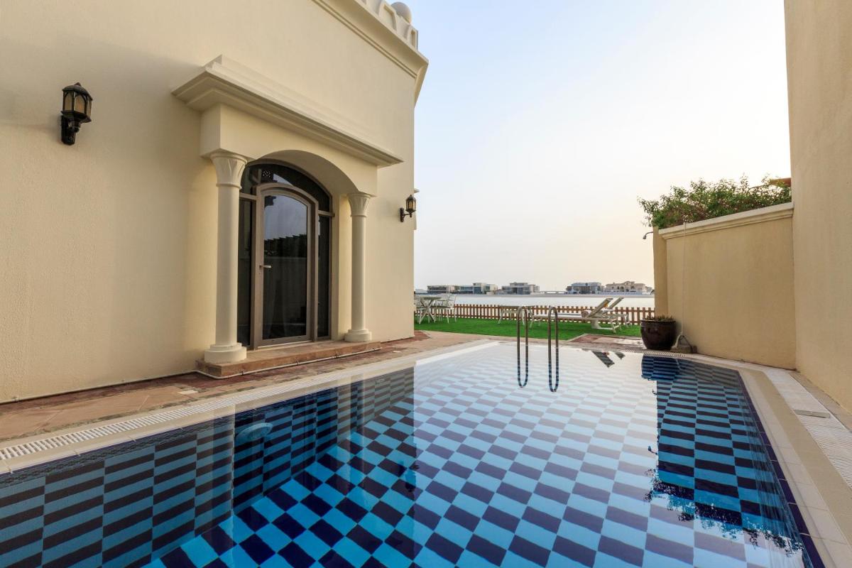 The S Holiday Homes - Stunning 5 Bedrooms Villa at the Palm Jumeirah with Private Beach and Pool