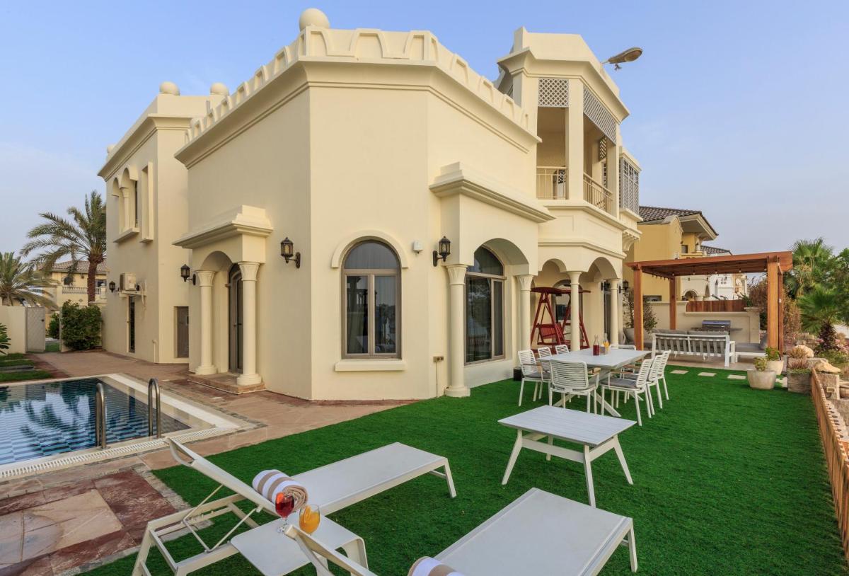 The S Holiday Homes - Stunning 5 Bedrooms Villa at the Palm Jumeirah with Private Beach and Pool