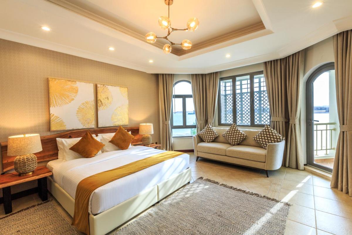 The S Holiday Homes - Stunning 5 Bedrooms Villa at the Palm Jumeirah with Private Beach and Pool
