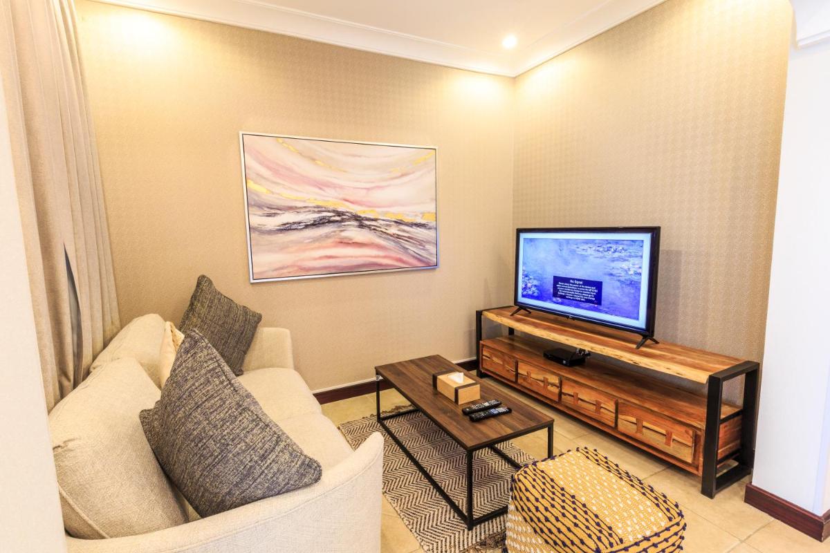 The S Holiday Homes - Stunning 5 Bedrooms Villa at the Palm Jumeirah with Private Beach and Pool