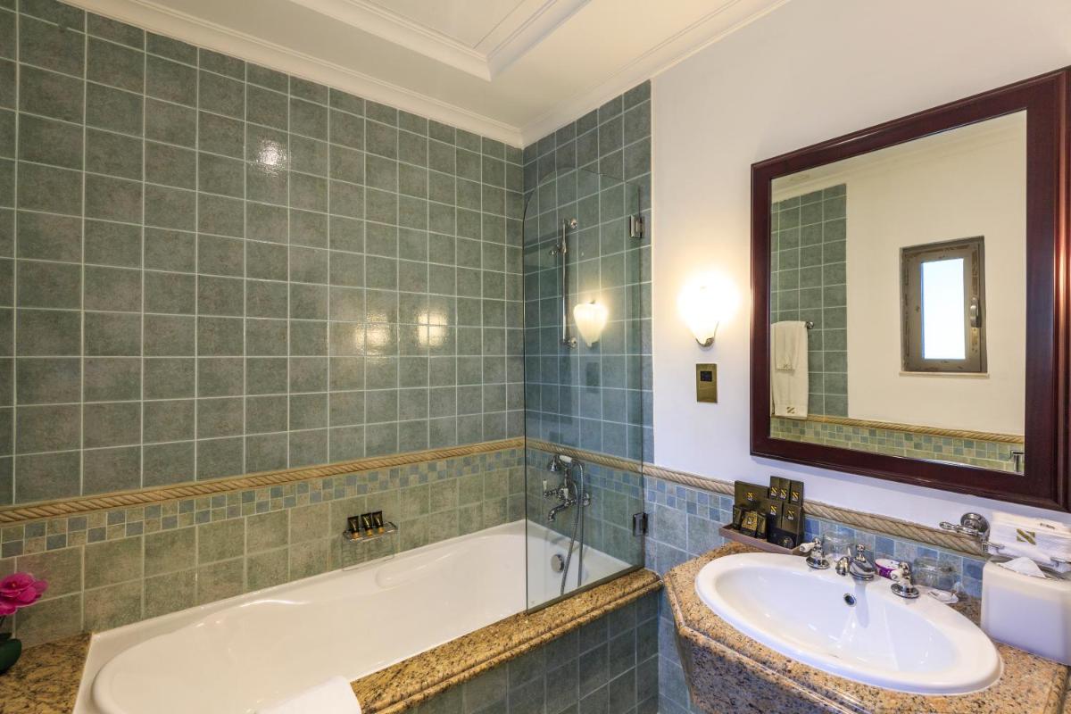 The S Holiday Homes - Stunning 5 Bedrooms Villa at the Palm Jumeirah with Private Beach and Pool