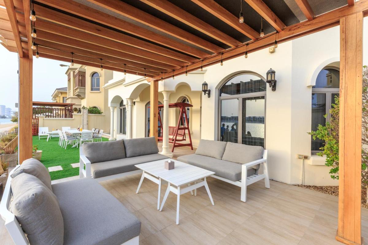 The S Holiday Homes - Stunning 5 Bedrooms Villa at the Palm Jumeirah with Private Beach and Pool