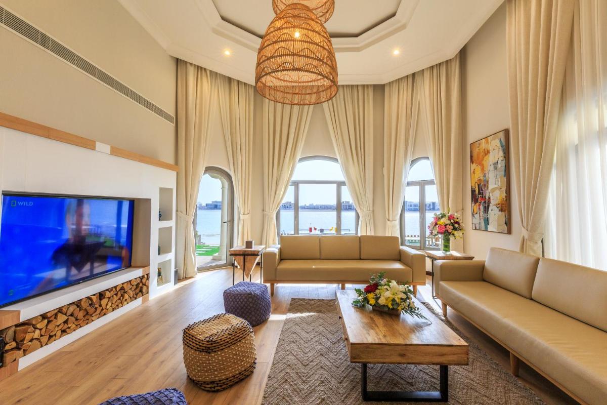The S Holiday Homes - Stunning 5 Bedrooms Villa at the Palm Jumeirah with Private Beach and Pool