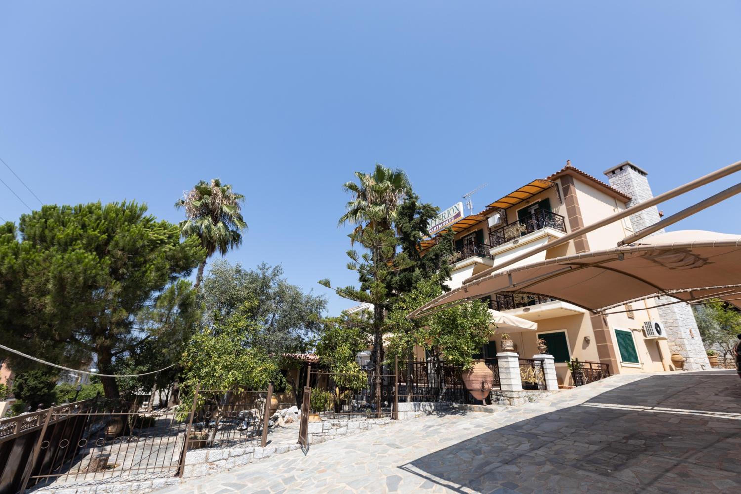 Amfitrion Apartments