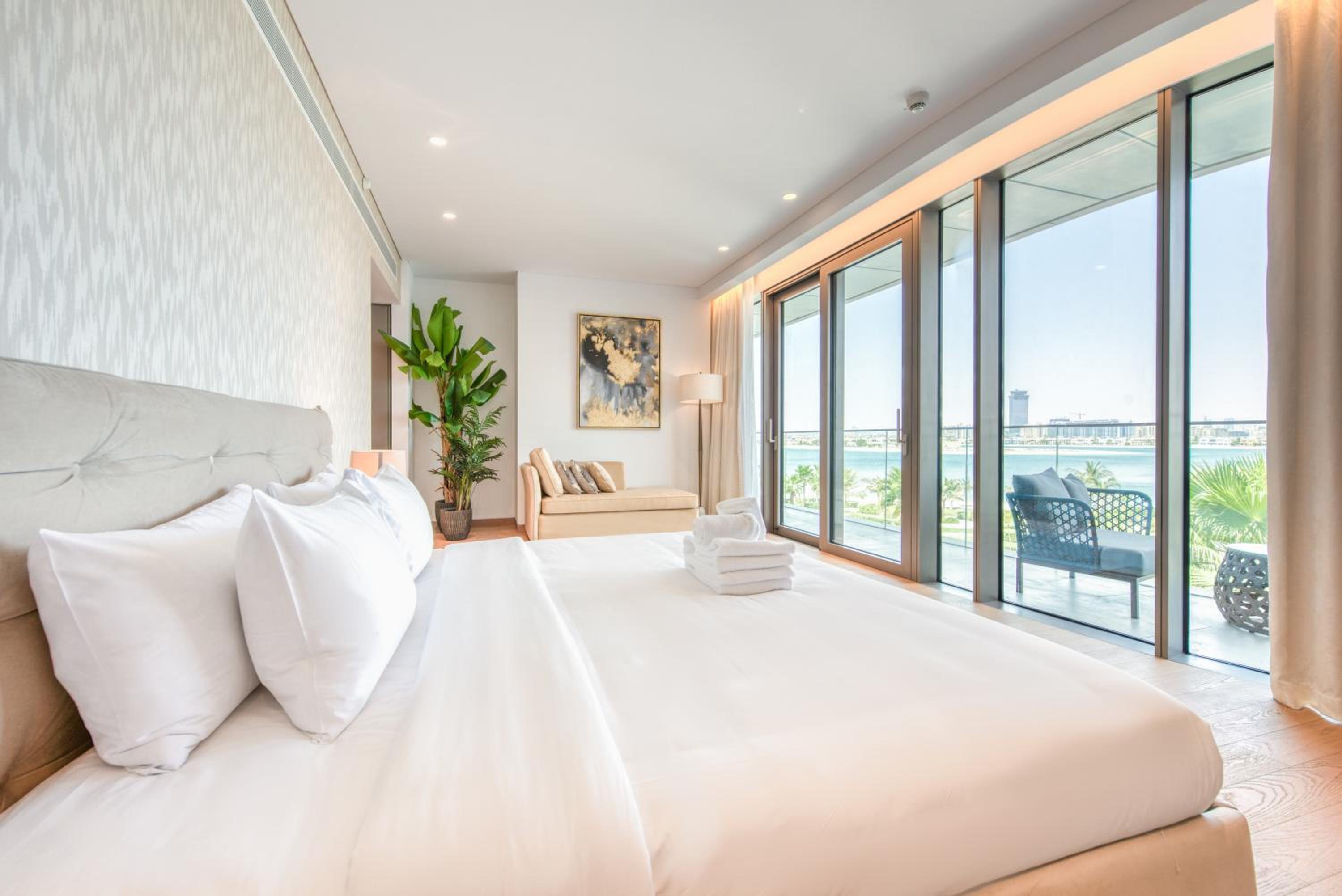 Palm Jumeirah Luxury Apartments by Propr