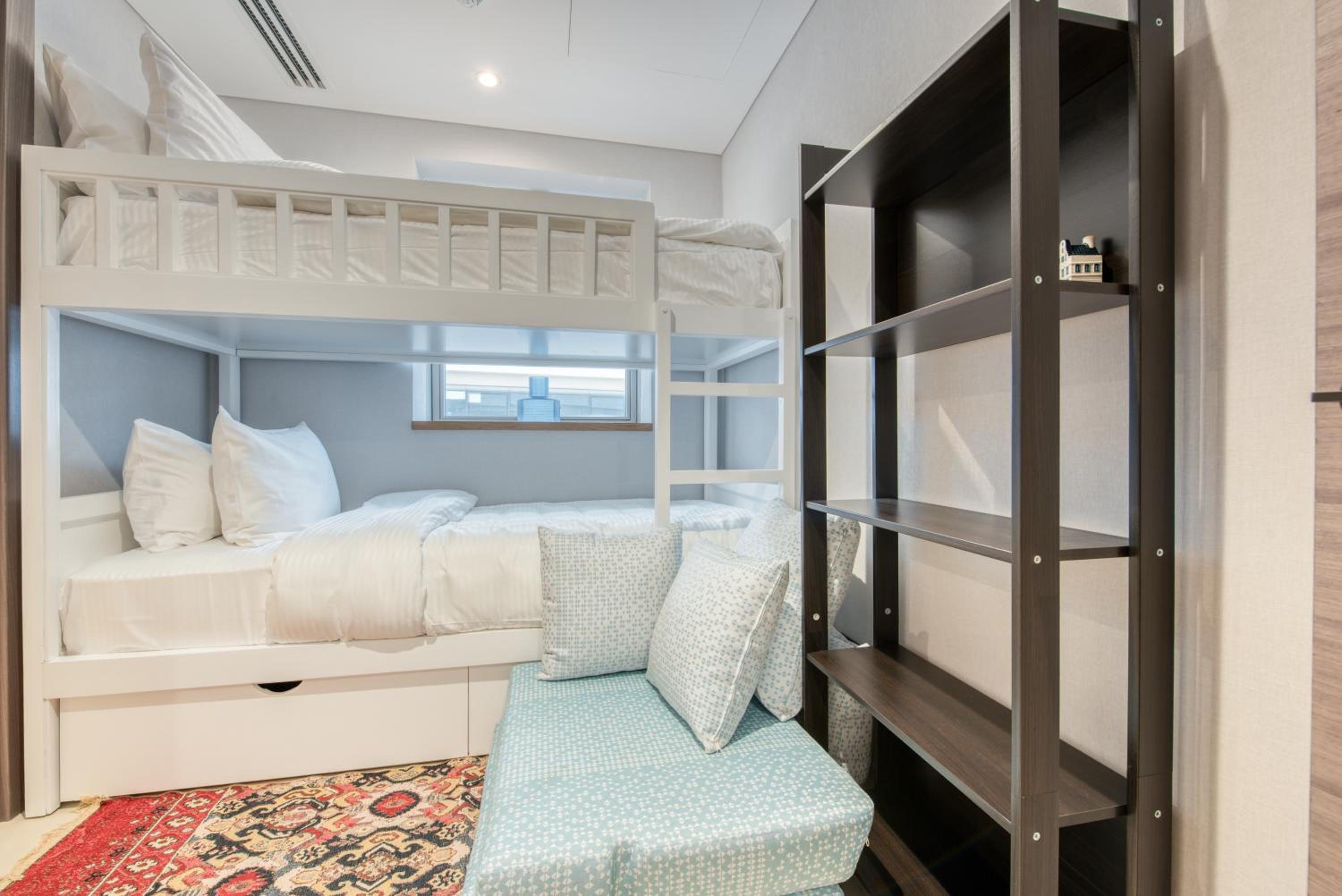 Palm Jumeirah Luxury Apartments by Propr