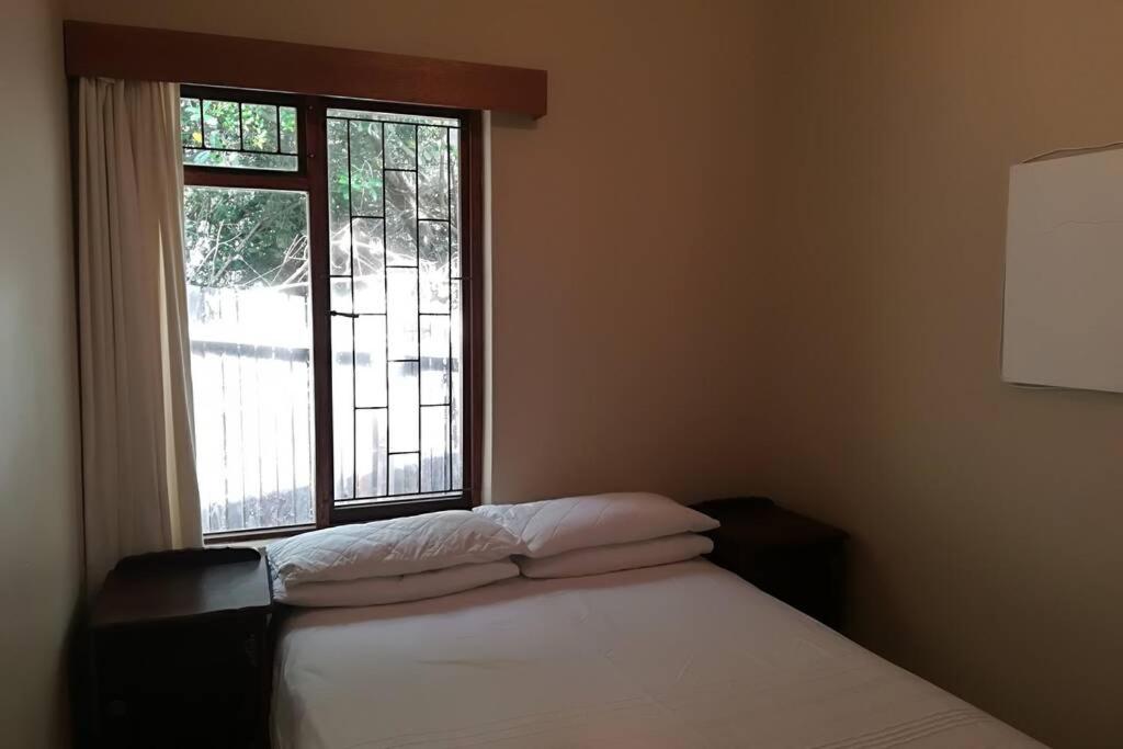 Franskraal-Bit of Salt-Rustic Family Beach House-From R1650 per night, sleeps 6,min 2 nights, please note no TV is available, only a Monitor and a HDMI Cab view 3
