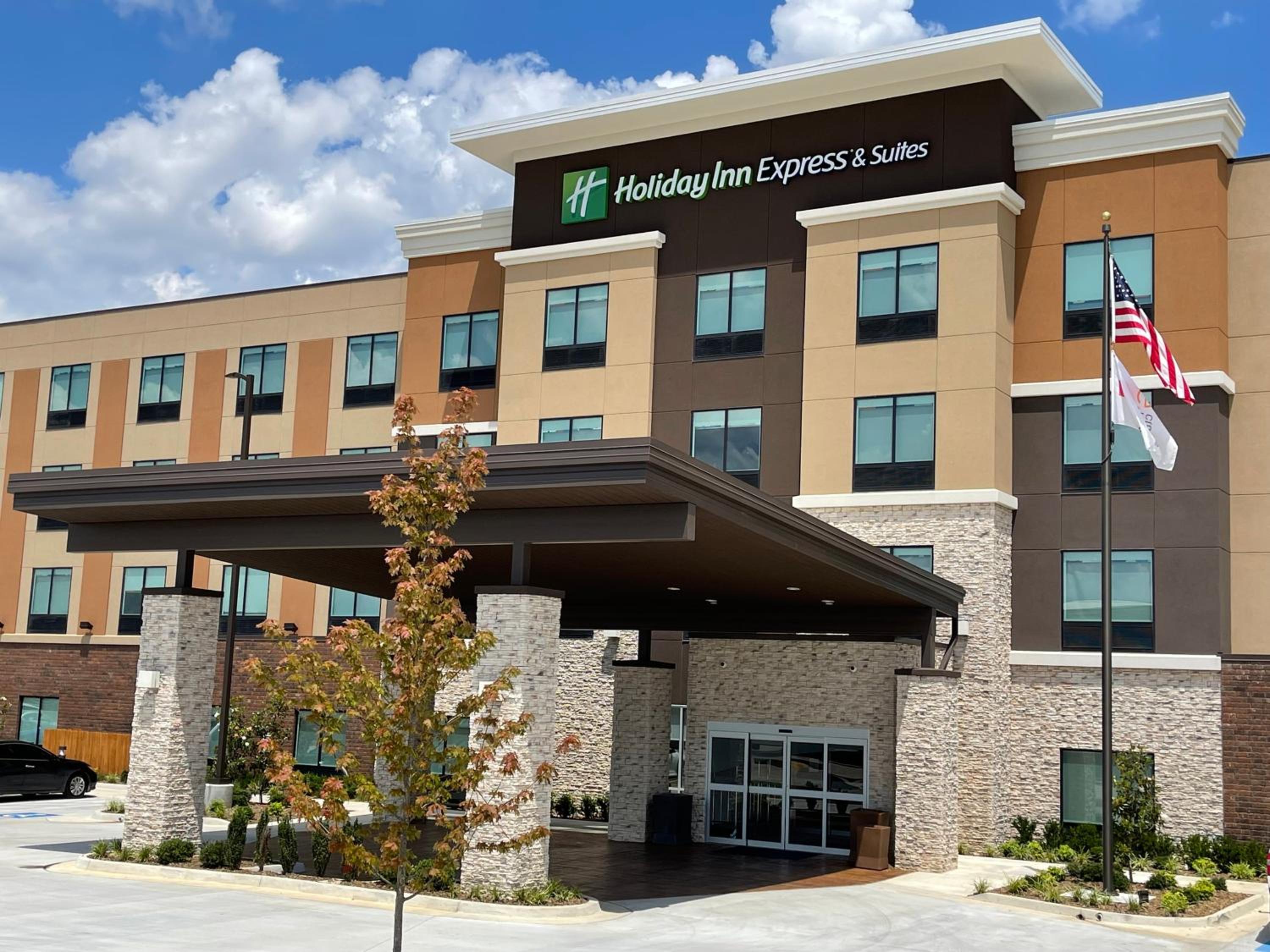 Hotel Holiday Inn Express & Suites - Ft. Smith - Airport, an IHG Hotel - Image 1