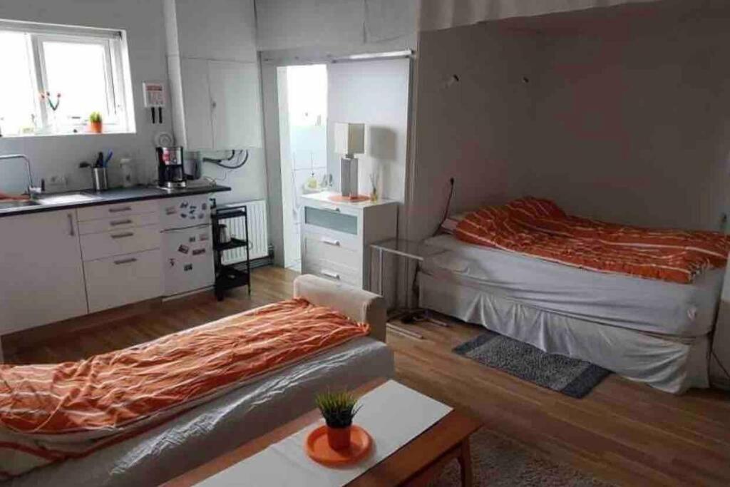 Private studio apartment near the airport