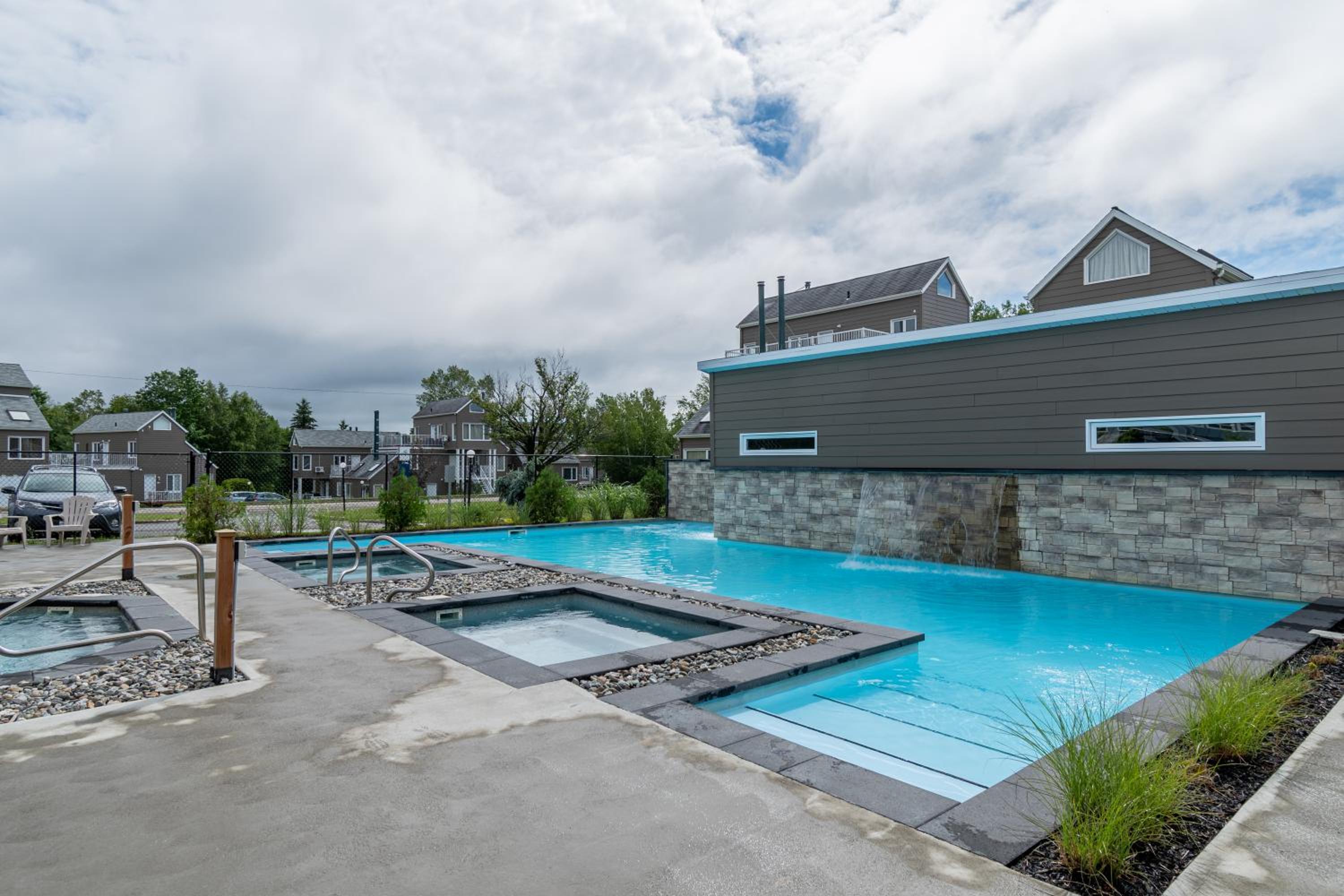Condos Vacances MSA - incluant piscine et spas extérieurs chauffés à L'ANNÉE!!