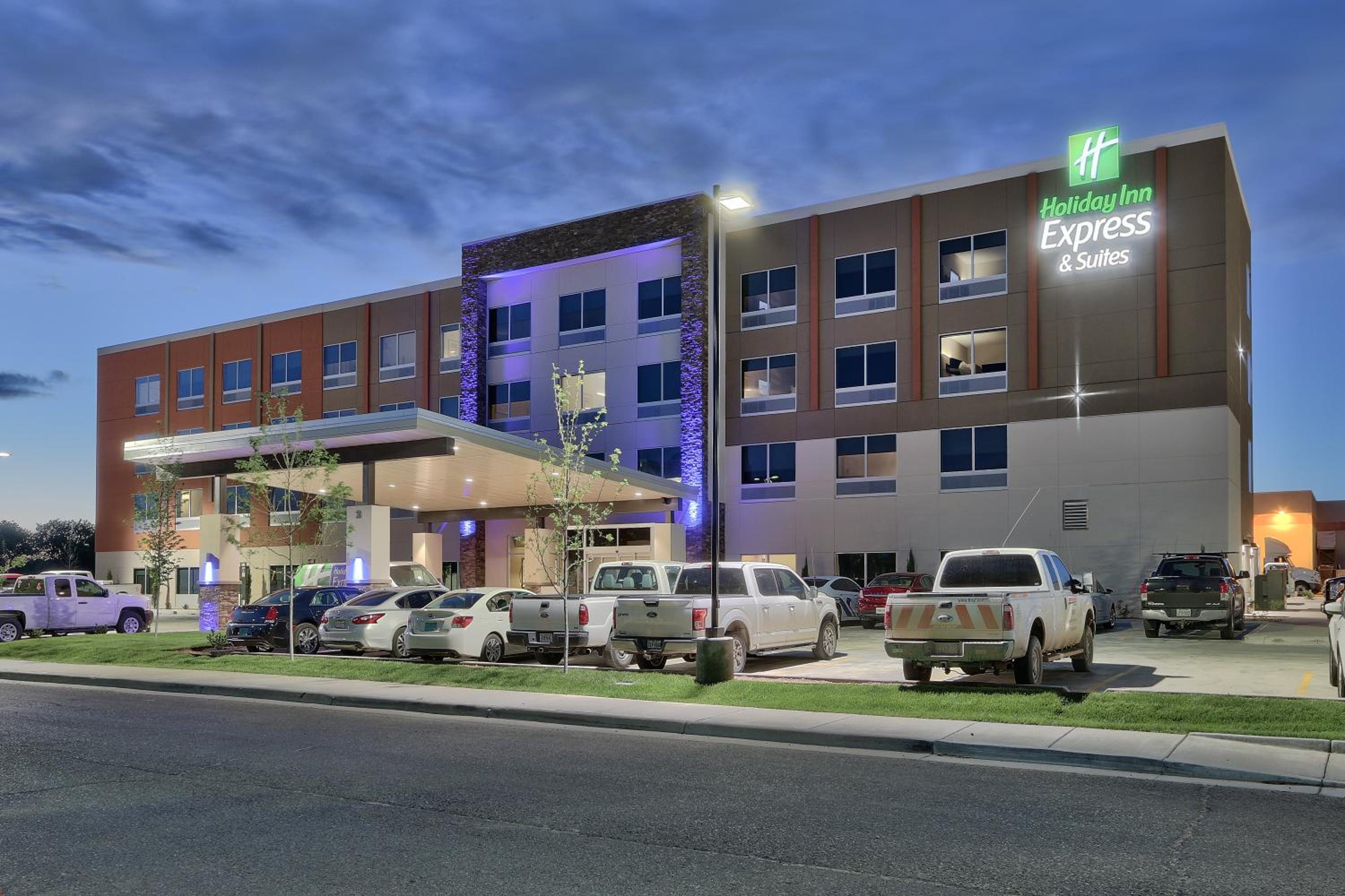 Roswell Vacations - Holiday Inn Express  Suites - Roswell, an IHG Hotel - Property Image 1