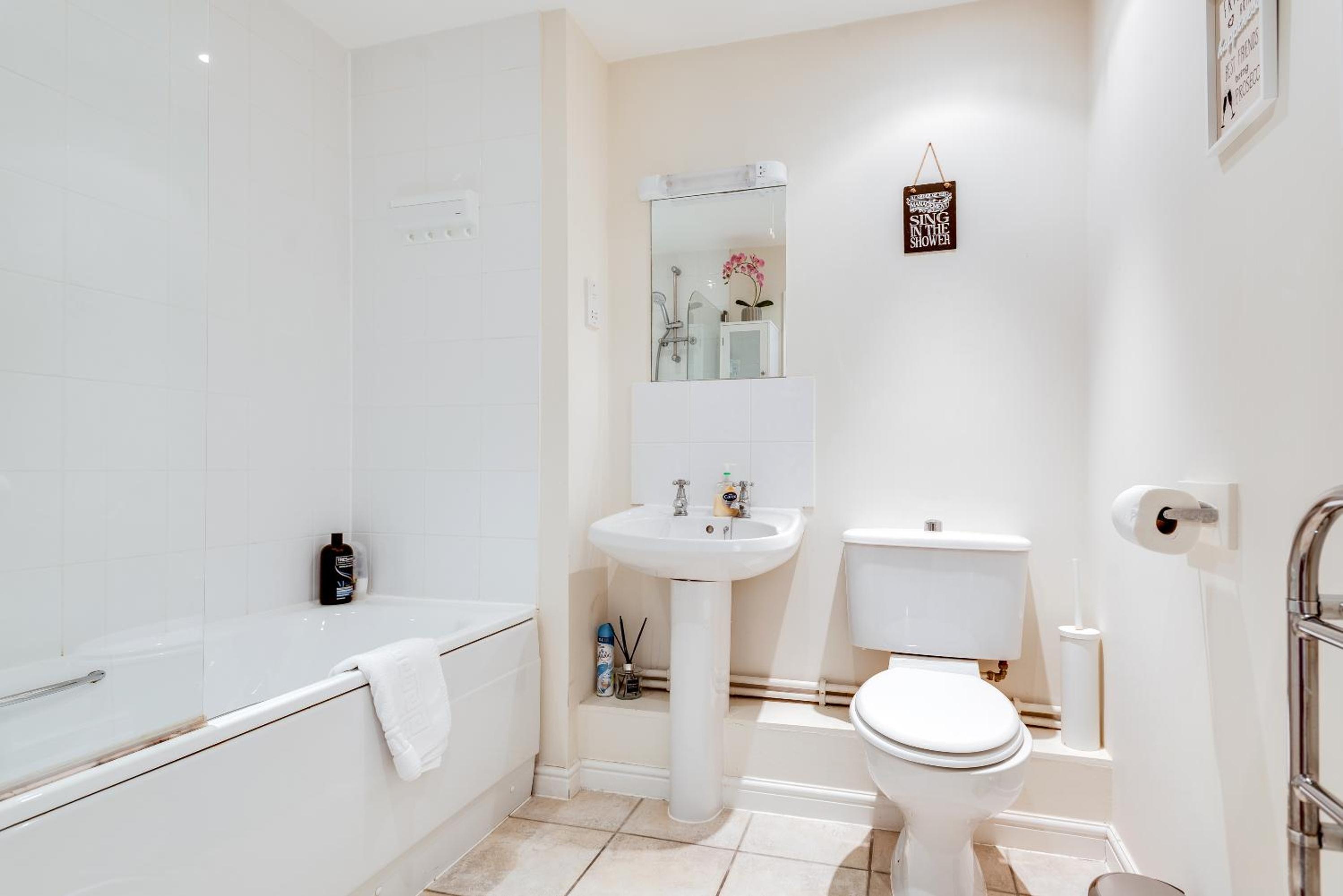 Modern 2 Bedroom Apartment in popular Jericho !!! view 3