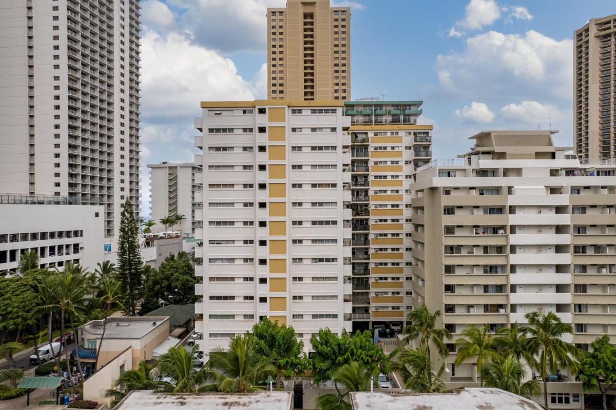 Stroll to Waikiki Beach-Central Spot view 5
