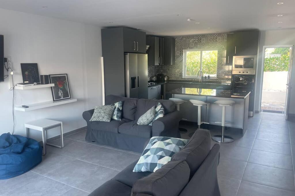 Spacious Villa. Large Rooftop. 4 Bedroom Sleeps 8 view 2