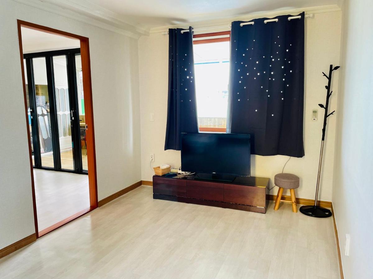 Backpackers In Yeosu