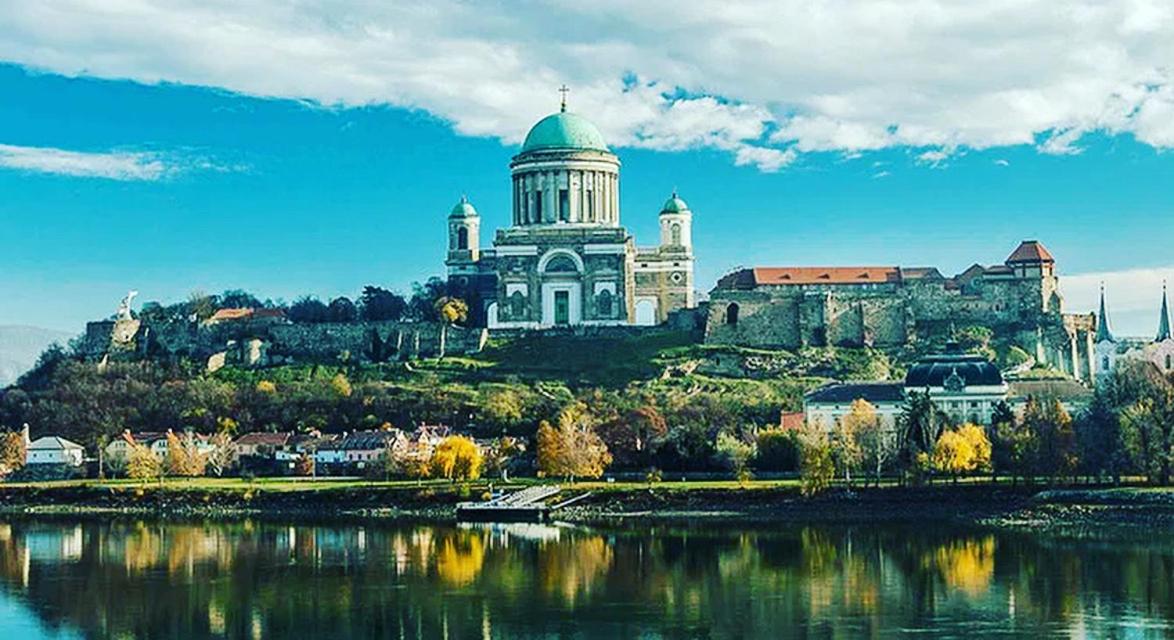 White Luxury Villa Esztergom view 2