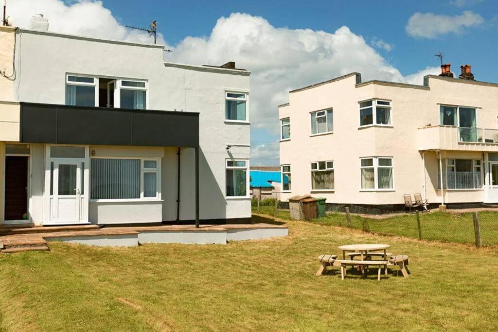 BEACHFRONT APARTMENT - Ground Floor Apartment with Sea Views, Next to the Beach, Bridlington, North Yorkshire view 2