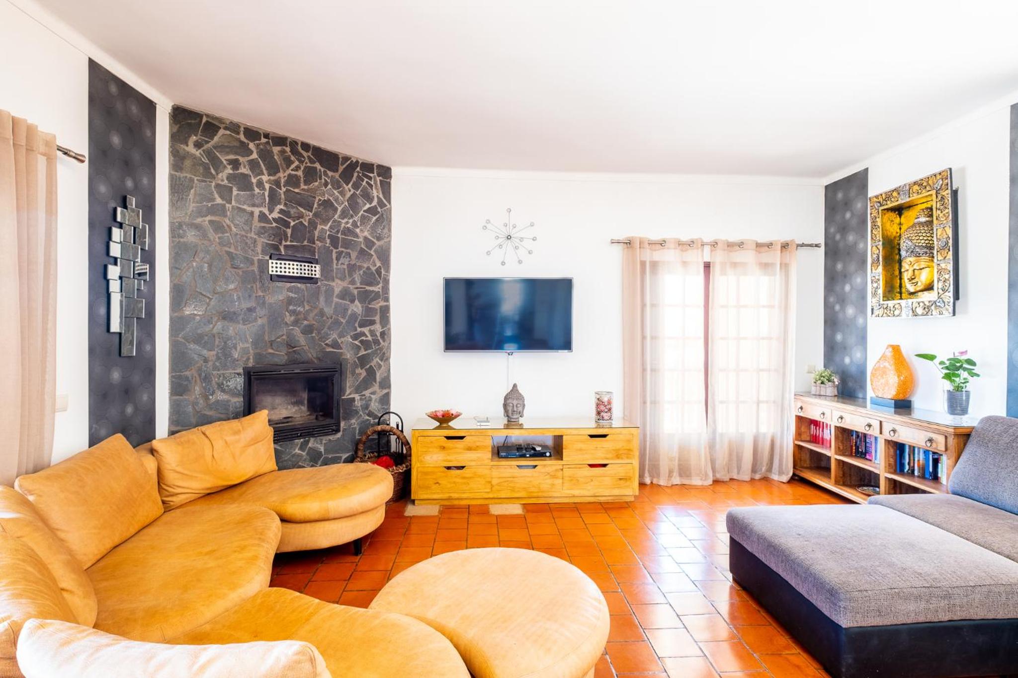 Five Bedrooms Villa, heated pool, Hot Tub and Free WIFI, lots of space view 4