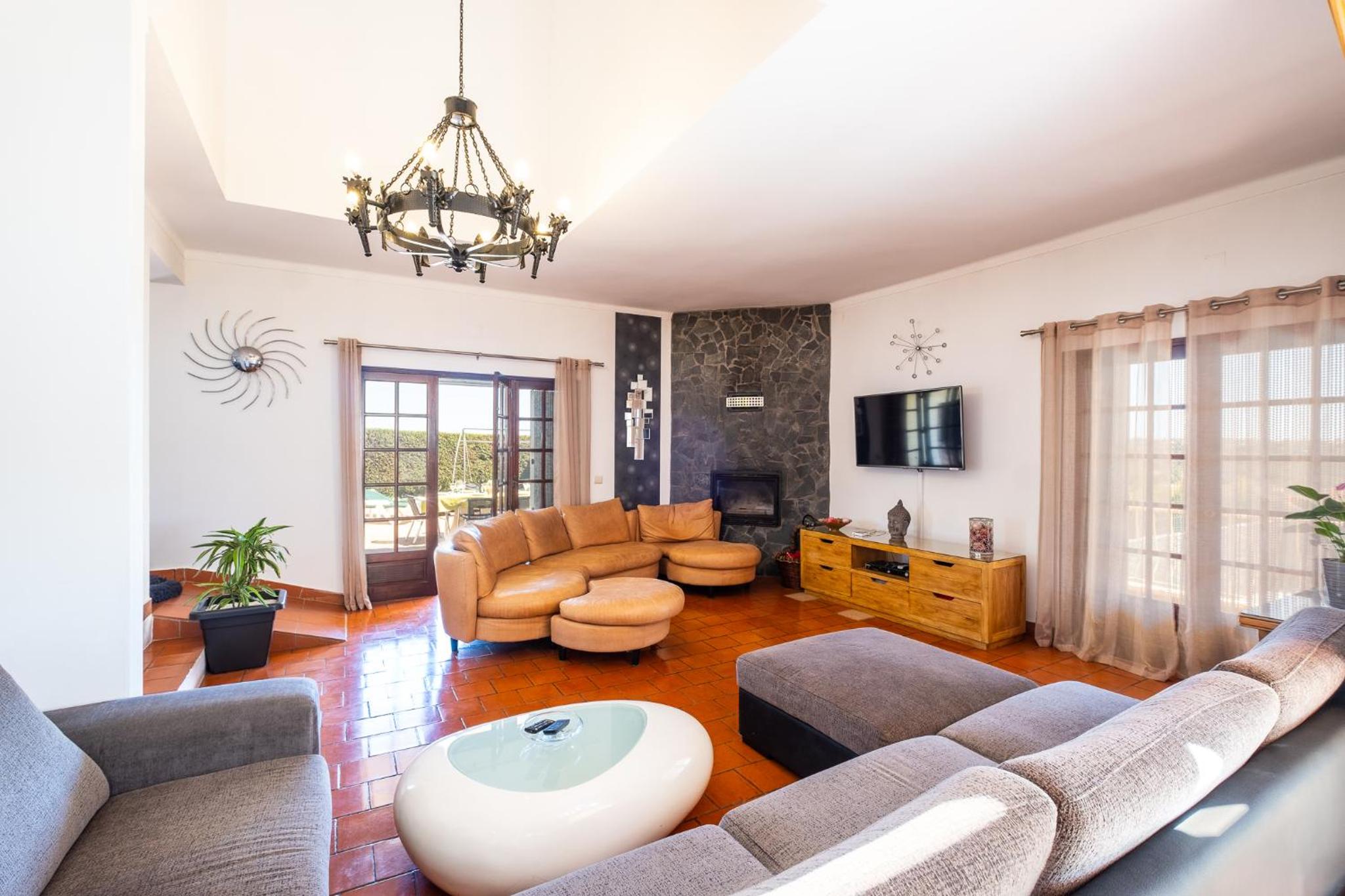 Five Bedrooms Villa, heated pool, Hot Tub and Free WIFI, lots of space view 3