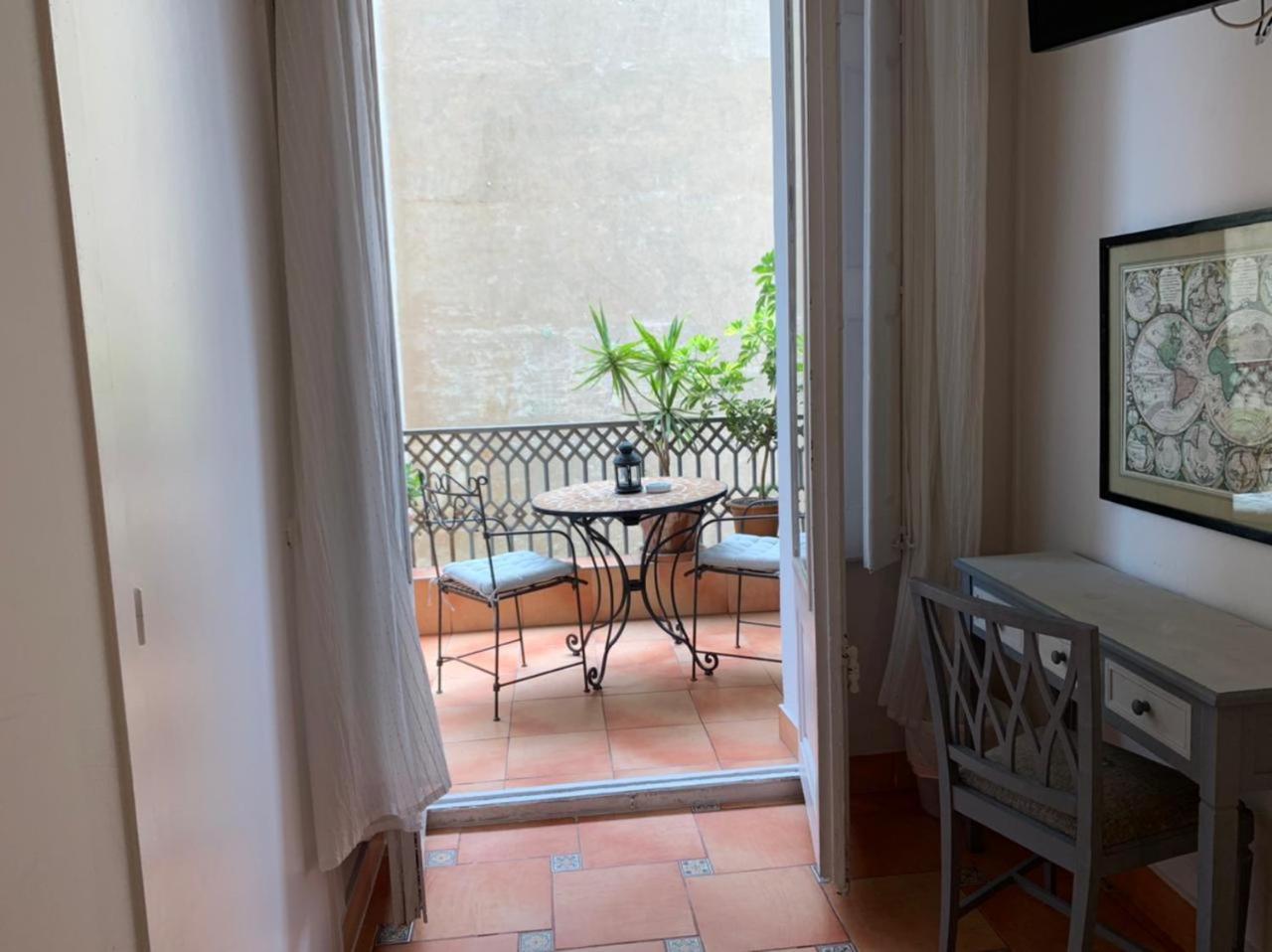 Casa Consell Gran Via, Guest House