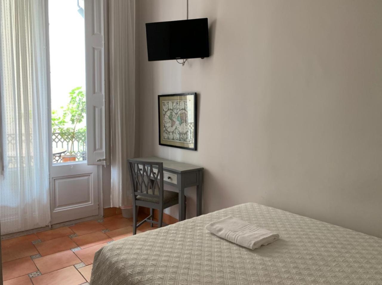 Casa Consell Gran Via, Guest House