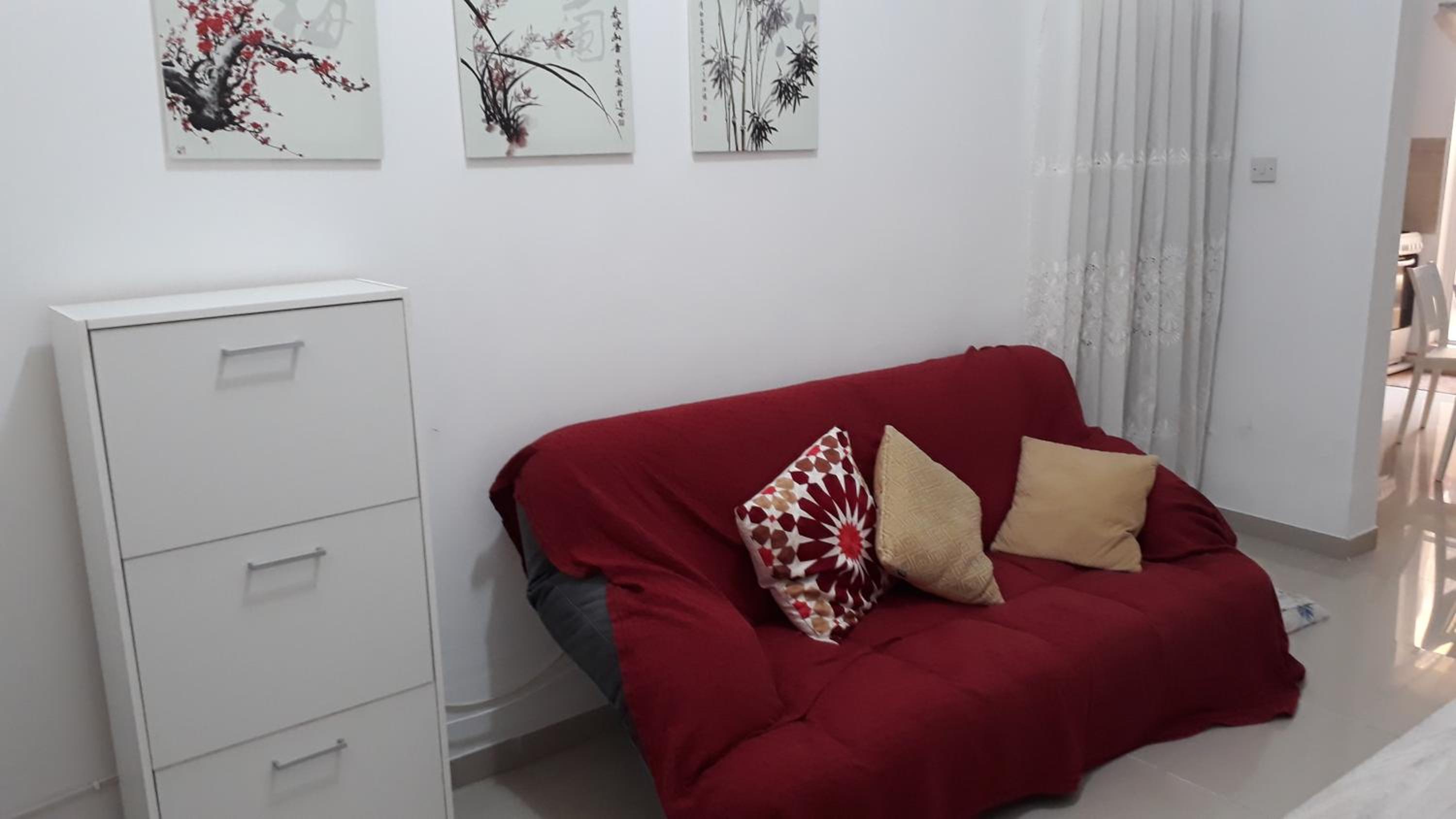 A lovely ground floor apartment, 15 minutes by car from the airport and 2 minutes walk to the beach. view 2