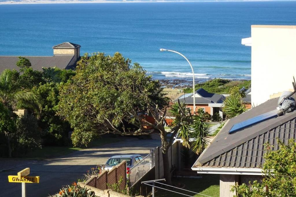 Lovely 2-bedroom apartment with free parking on premises view 3