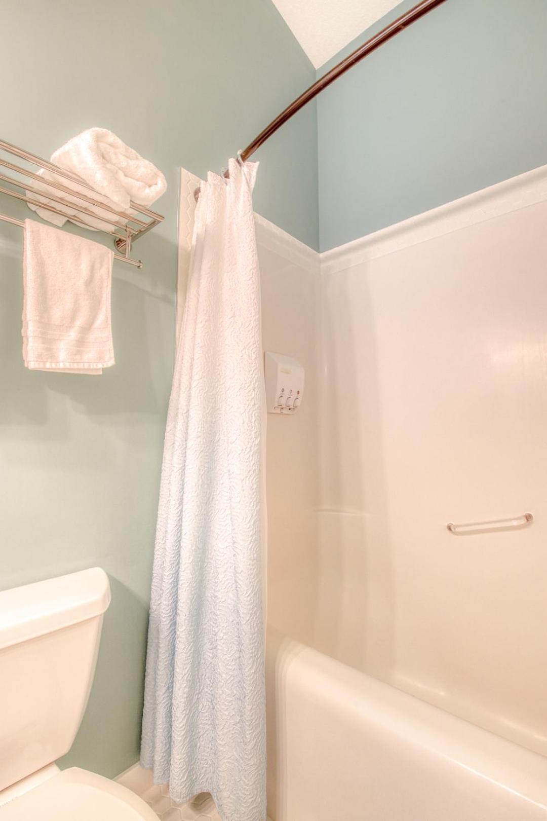 Beautiful Newly Reno 2BDM 2 Bth Sleep up to 6 Adults & Kids Mountain View Townhouse Suite