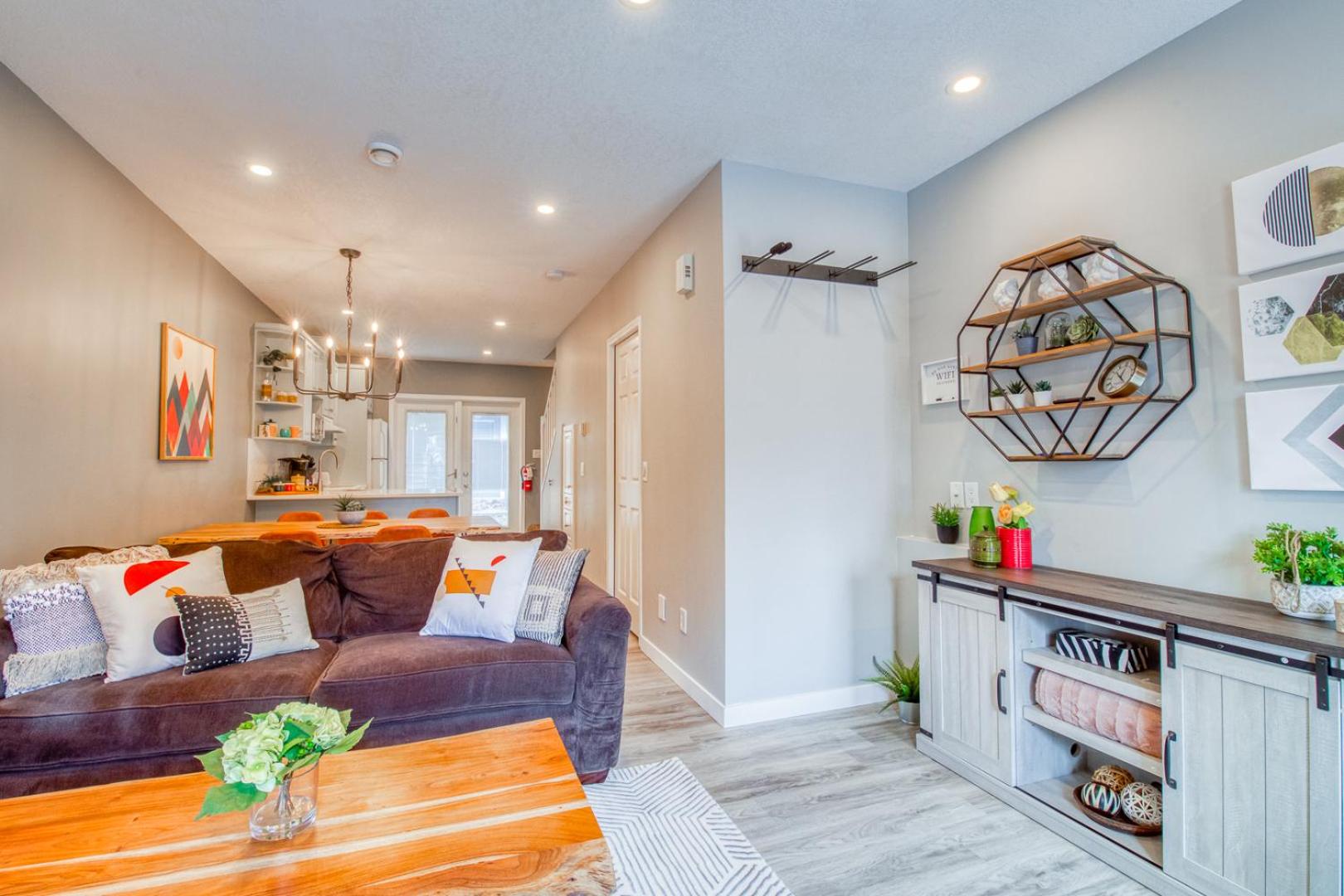 Beautiful Newly Reno 2BDM 2 Bth Sleep up to 6 Adults & Kids Mountain View Townhouse Suite