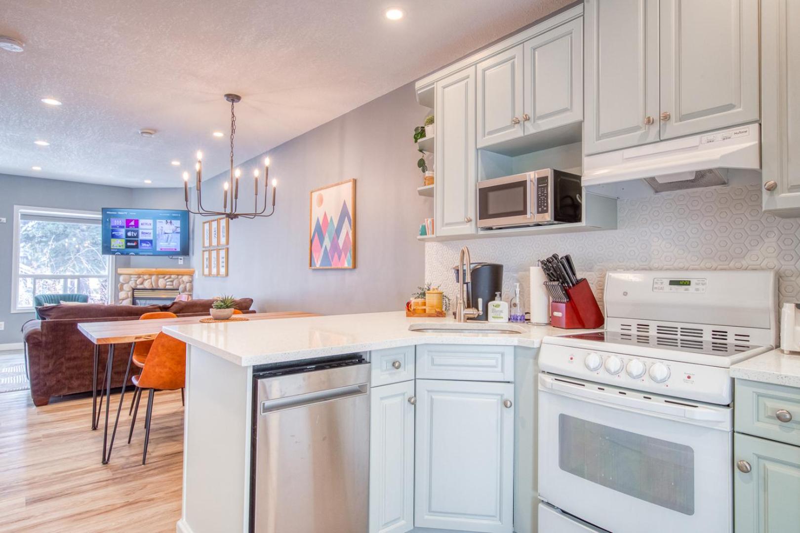 Beautiful Newly Reno 2BDM 2 Bth Sleep up to 6 Adults & Kids Mountain View Townhouse Suite