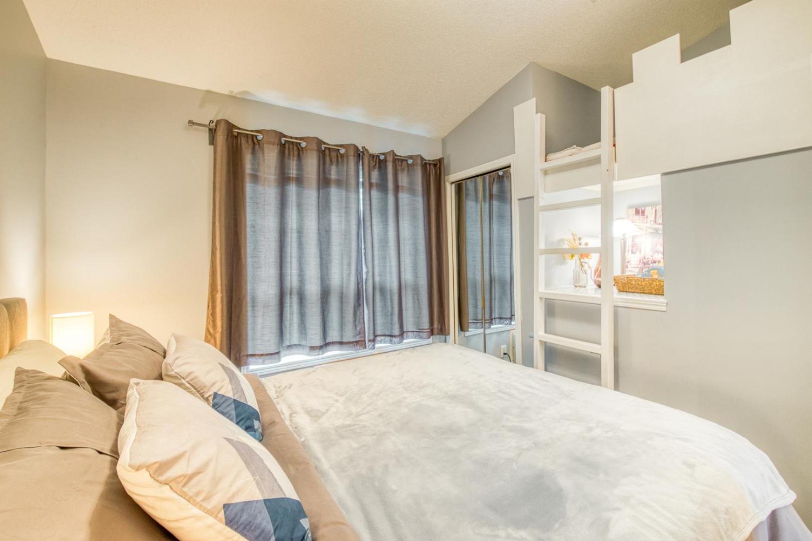 Beautiful Newly Reno 2BDM 2 Bth Sleep up to 6 Adults & Kids Mountain View Townhouse Suite