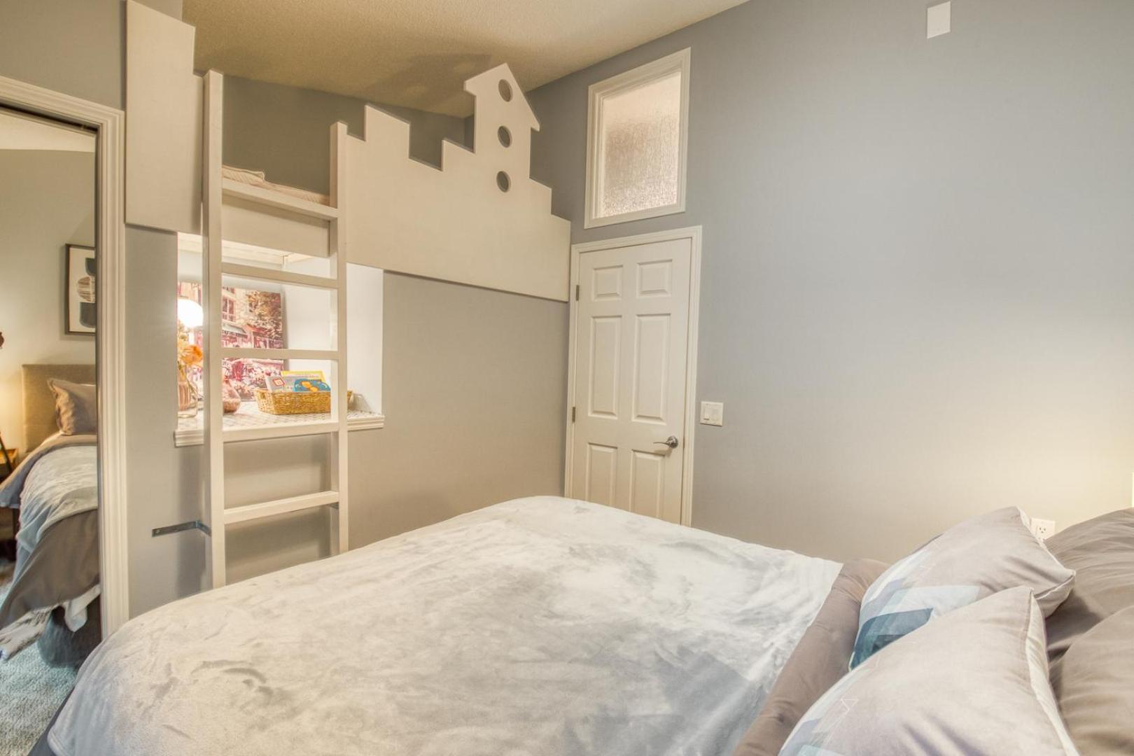 Beautiful Newly Reno 2BDM 2 Bth Sleep up to 6 Adults & Kids Mountain View Townhouse Suite