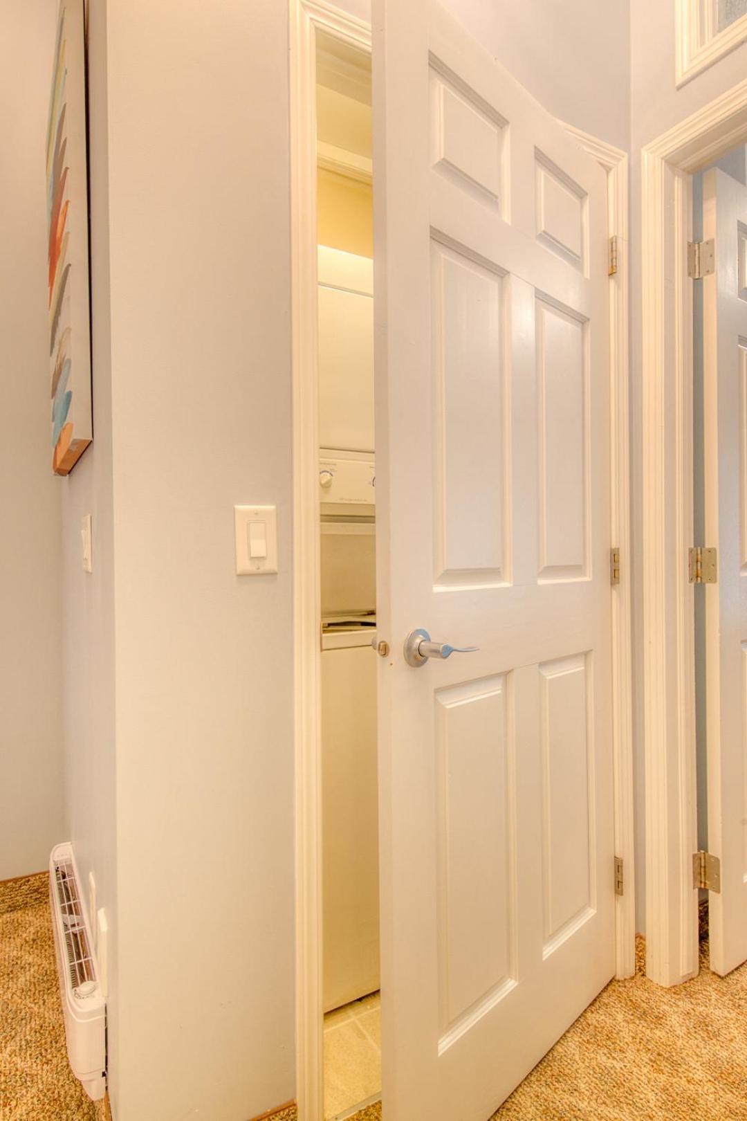 Beautiful Newly Reno 2BDM 2 Bth Sleep up to 6 Adults & Kids Mountain View Townhouse Suite