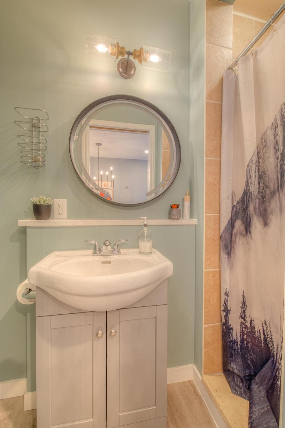 Beautiful Newly Reno 2BDM 2 Bth Sleep up to 6 Adults & Kids Mountain View Townhouse Suite