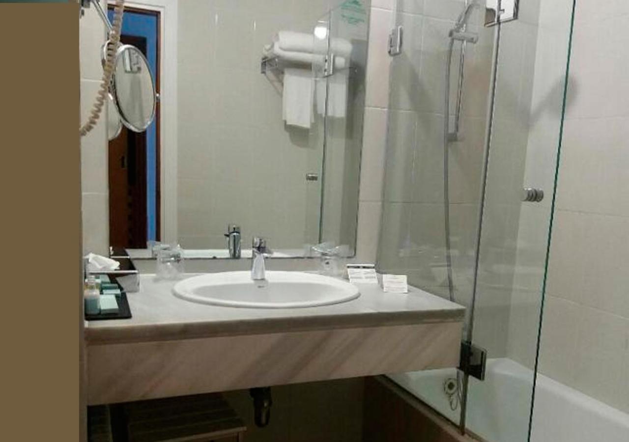 Parador de Ceuta en Ceuta — bathroom