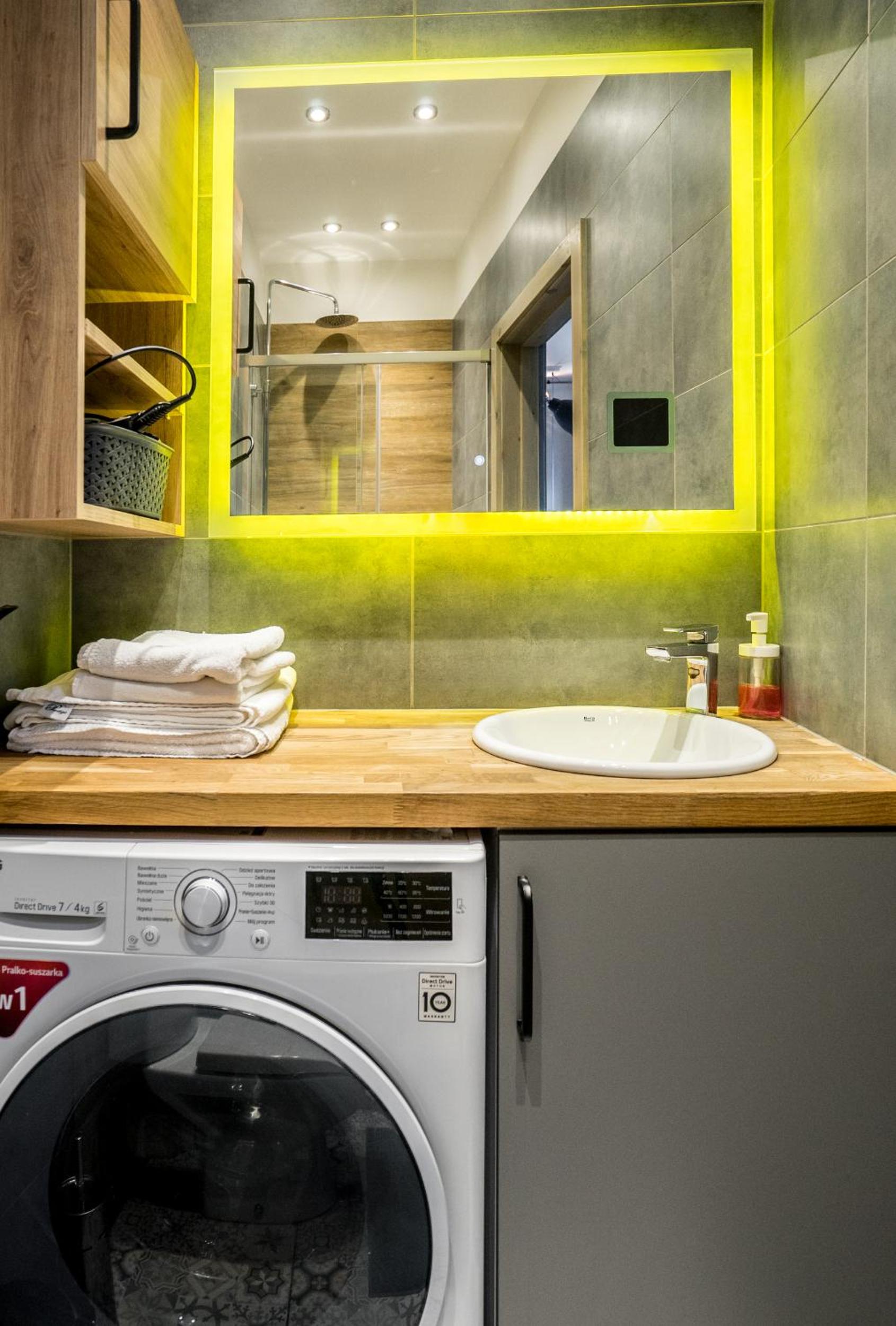 oompH Warsaw Central Premium Apartments view 4